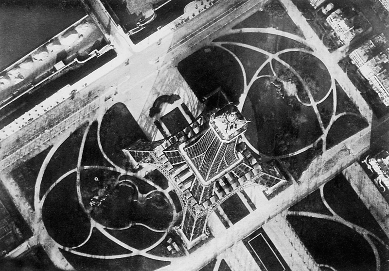  A. Schelcher et A. Omer-Décugis, « La Tour Eiffel », publié dans Paris vu en ballon et ses environs, 1909.